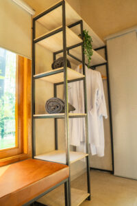 foto interior cabaña carpintero real toma de closeth