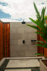 foto acceso a la cabaña turpial amarillo foto ducha exterior