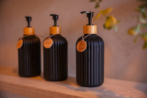 foto recipientes jabon y crema baño cabaña carpintero Real