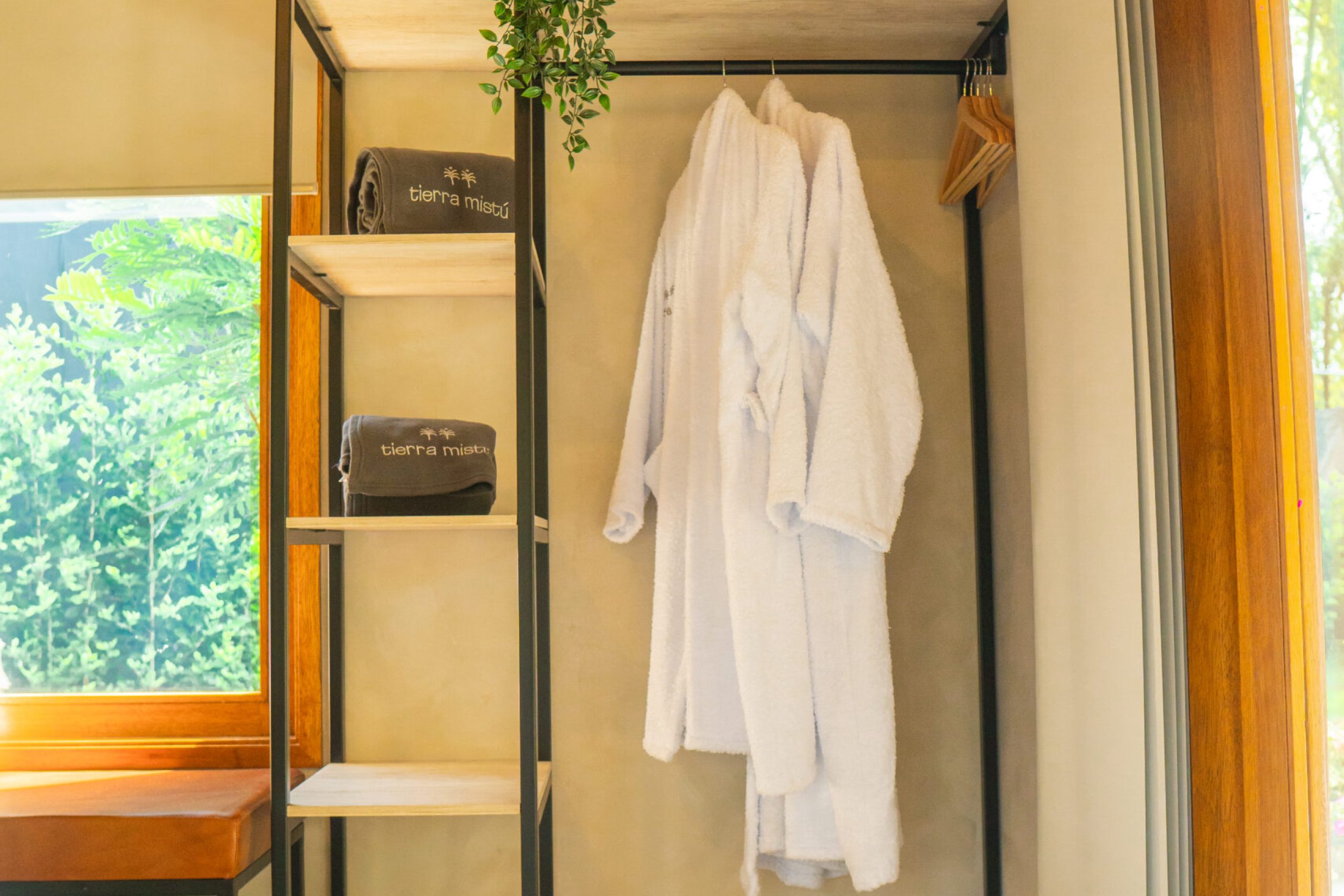 cabaña carpintero real foto interior closeth con batas