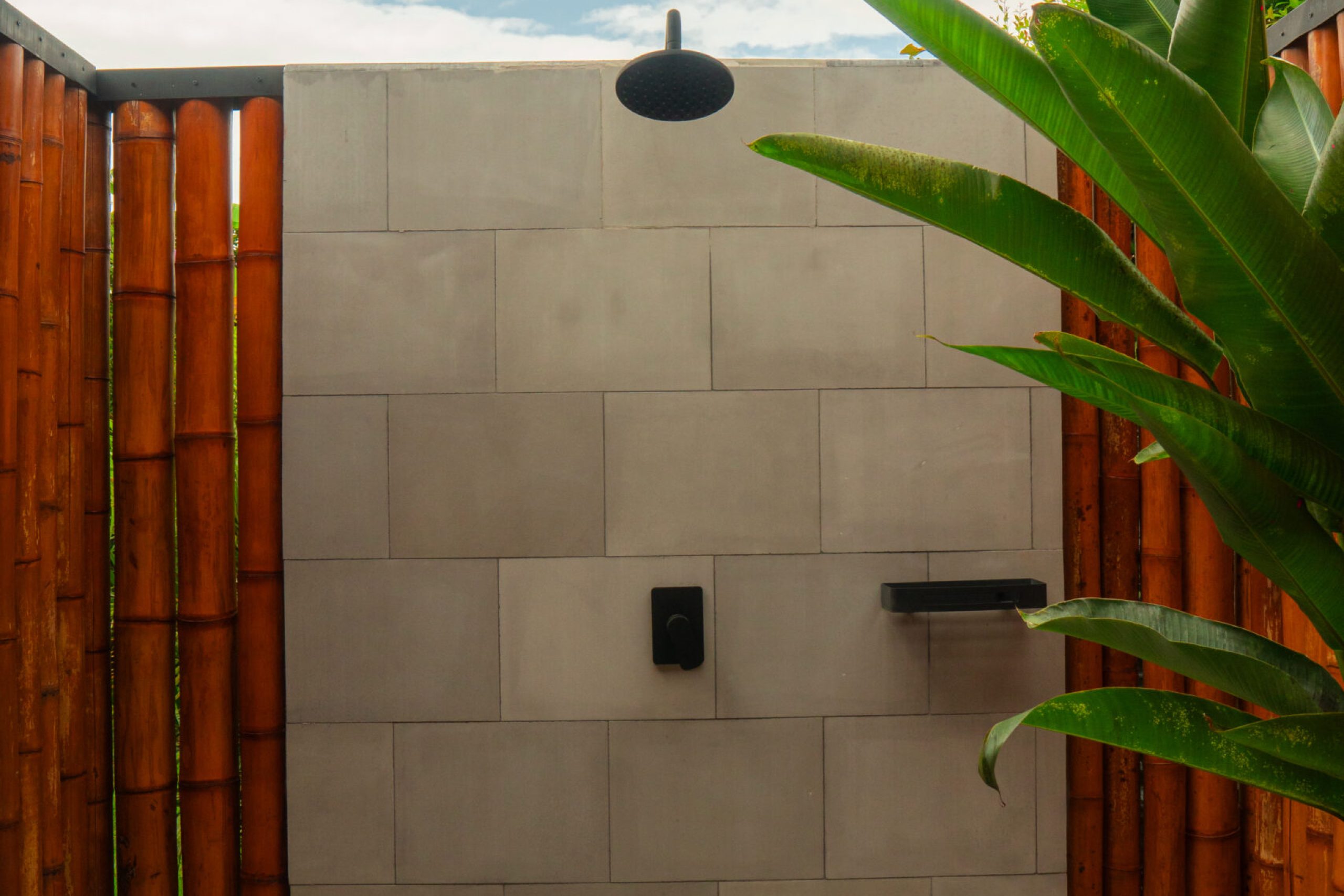 foto acceso a la cabaña turpial amarillo foto ducha exterior