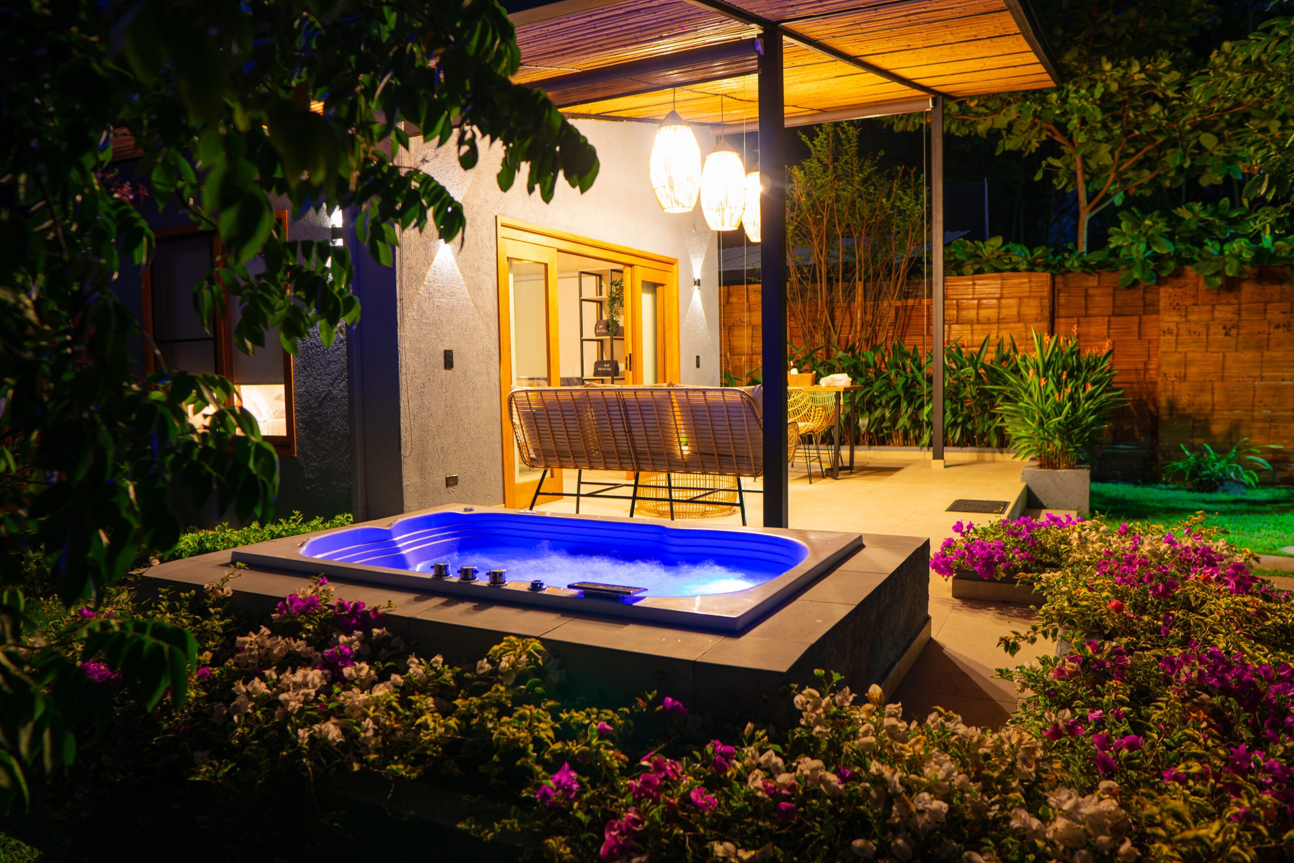 foto terraza cabaña turpial amarilo jacuzzi noche